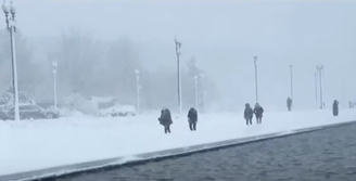 Em janeiro de 2022, uma forte tempestade de neve nos EUA provocou o fechamento de estradas, cancelamento de milhares de voos e interrupção de aulas e serviços.