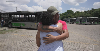 Motorista e cobradora de ônibus atingido por avião se abraçam e choram em reencontro