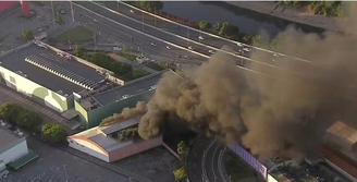 Incêndio atinge galpão de parque de diversões infantil na Zona Norte de SP 