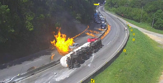 SC: caminhão-tanque explode em acidente e incendeia 25 veículos na BR-101