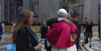 Papa Leão XIV abraça irmão Louis