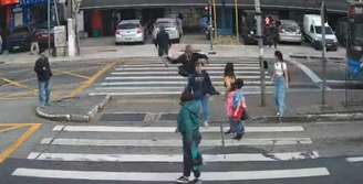 Homem é flagrado por câmeras do programa SmartSampa arremessando pedra contra ônibus na zona sul de São Paulo.