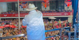 Márcio Victor, do Psirico, interrompe trio para reclamar da ação da polícia: ‘Que vagabundagem é essa?’