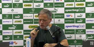 Anderson Barros, diretor de futebol do Palmeiras, reclama de gol anulado por toque de mão.