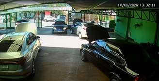 Nenhum dos carros que estavam expostos na revendedora de veículos foi atingido.