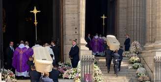 A chegada do caixão de vime com o corpo de Mathilde Favier na Igreja Saint-Sulpice, uma das mais belas de Paris e cenário do livro e do filme 'O Código Da Vinci"