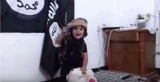 A roupa do menino é semelhante às usadas por Mohammed Emwazi, responsável pela morte do jornalista americano James Foley