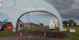 Barreira na entrada da cidade de Capão da Canoa (RS).