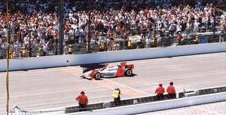 Helio cruza a linha de chegada e vence Indy 500 de 2002 