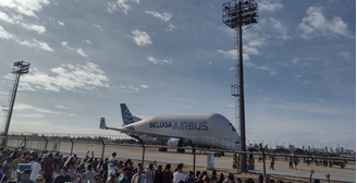 'Avião baleia' faz pouso inédito em Fortaleza e leva curiosos ao aeroporto