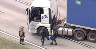 Por volta das 9h25, motorista é retirado do caminhão e socorrido