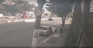 Câmeras de segurança mostram o que parece ser uma briga entre os dois dentro do carro