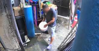 Funcionário da academia faz mistura de produtos químicos para limpeza da piscina na academia C4 Gym