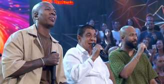 Zeca Pagodinho ao lado de músicos da Turma do Pagode no 'Altas Horas' de hoje, sábado, 21 de março