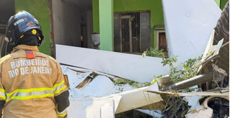 Avião de pequeno porte cai sobre casa em Nova Iguaçu (RJ); uma pessoa morre