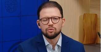 O apresentador Felipe Pereira informou que terá de aguardar alguns meses até a pálpebra voltar ao lugar