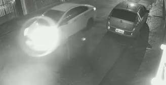 Câmeras de monitoramento da rua mostram momento em que assaltantes saem do imóvel e fogem do local do crime.