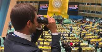 Repórter Felippe Coaglio, da TV Globo e GloboNews, levou um binóculo para acompanhar de perto as reações dos líderes mundiais aos discursos na Assembleia Geral da Organização das Nações Unidas (ONU)