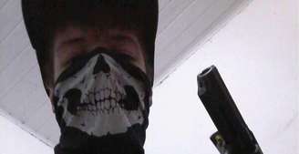 G.T.M. postou em sua página no Facebook 30 fotos com máscara de caveira - semelhante à encontrada na escola - e arma. 