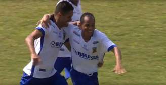 Jobinho comemora terceiro gol doSanto André e seu segundo marcado na final (Imagem: Reprodução/SporTV)