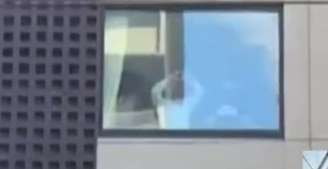 Djokovic foi à janela de hotel para saudar fãs (Imagem: reprodução TV)