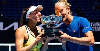 Luisa Stefani e Rafael Matos comemoram o título do Australian Open (Foto: Divulgação/WTA)