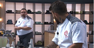 Yuri pede que Vinícius experimente polvo preparado por ele no Masterchef