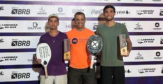 Cahu de roxo e Cavalieri de verde com Gilson França de laranja na premiação e dupla em ação durante a final 