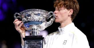 Jannik Sinner com o troféu 