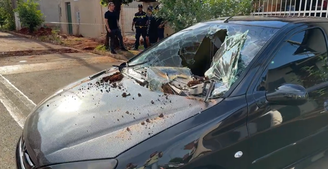 Carro fica destruído após briga entre motorista e operador de retroescavadeira no interior de SP