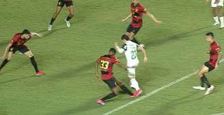 Momento do pênalti de Matheus Alexandre em Raphael Veiga. 