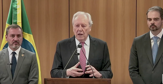 O ministro Ricardo Lewandowski, ao centro, dá entrevista coletiva sobre operação que prendeu Tuta