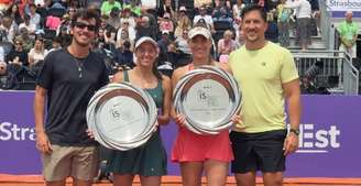 Luisa Stefani e Babos com o troféu, Guilherme Pachane à esquerda 
