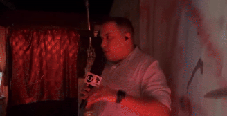 Repórter leva susto ao vivo com grito de palhaço e cena repercute nas redes sociais 
