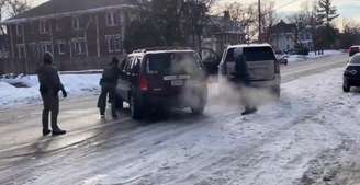 Segundo autoridades federais, vítima teria tentado atropelar agentes; prefeito e governador contesta versão