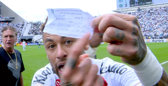 Saiba o que estava escrito no papel exibido por Neymar ao ser substituído por engano