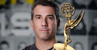 O diretor Michel Tikhomiroff e a estatueta do Emmy Internacional: prêmio cobiçado por artistas brasileiros