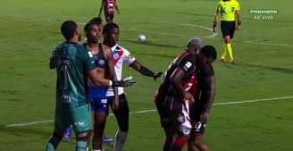 Zagueiro do Vitória perde a cabeça após gol do Bahia e rasga camisa de Jean Lucas; veja.