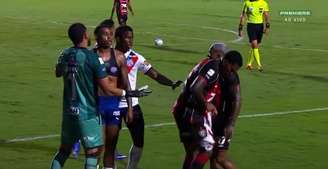 Zagueiro do Vitória perde a cabeça após gol do Bahia e tenta rasgar camisa de Jean Lucas.