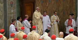 Papa Francisco entra na Capela Sistina para sua primeira missa