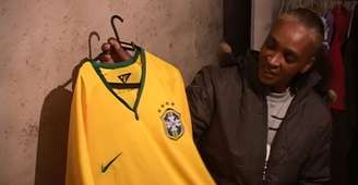 Sueli guarda camisa do Brasil que filho queria usar na Copa