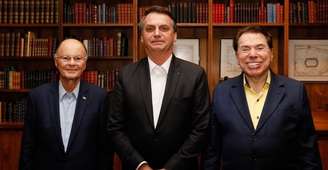Bolsonaro entre bispo Edir Macedo e Silvio Santos no gabinete presidencial do Palácio do Alvorada