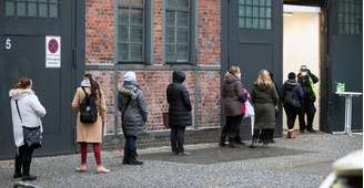 Pessoas fazem fila perto de centro de vacinação contra Covid-19 na região de Berlim
04/01/2020 REUTERS/Hannibal Hanschke