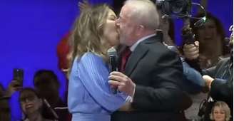 Lula e Janja se beijam no show da posse do presidente