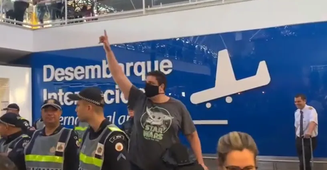 Apoiador de Lula 'faz o L' para bolsonaristas em aeroporto e é hostilizado; veja