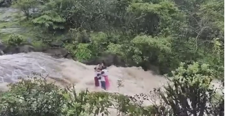 Vídeo mostra família sendo arrastada por enchente na Índia.