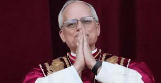 O papa Leão XIV ao se apresentar no balcão da Basílica de São Pedro: relógio esportivo em destaque