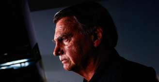 A Polícia Federal (PF) monitora o ex-presidente Jair Bolsonaro em prisão domiciliar em Brasília.