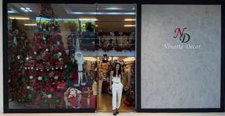 Danielle em frente à loja temporária da Ninarte para o período de Natal