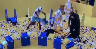 Alberto Cowboy (à esquerda) usando o colete para abanar Henri: o único a pensar mais no colega em sofrimento do que na prova